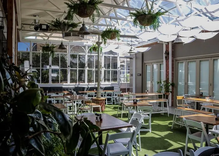 Romantic hotels Oscars And Cafe Bar