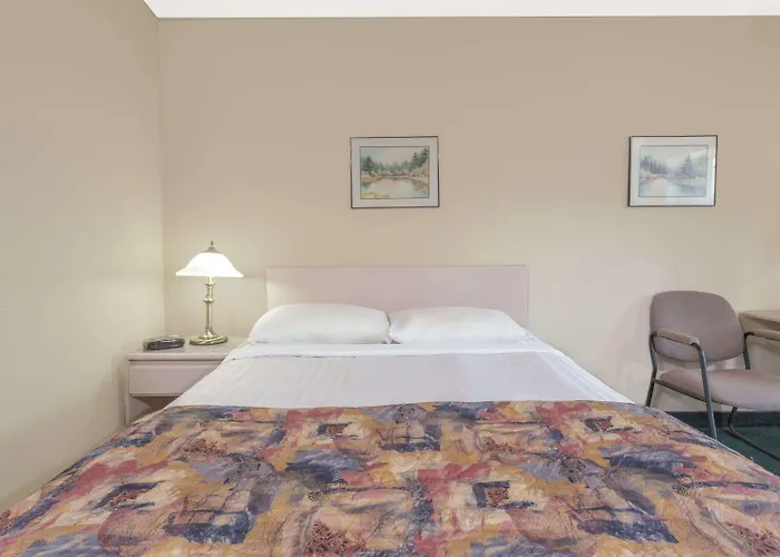 Golf hotels Super 8 By Wyndham Golden