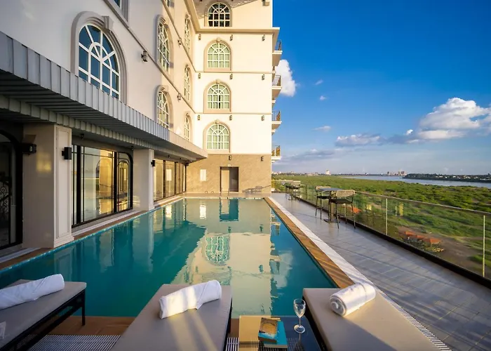 Hotel with pool: Eastin Hotel Vientiane