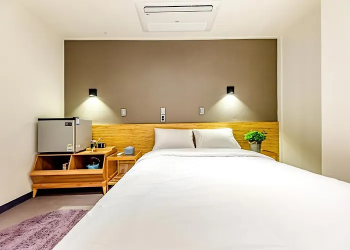 Hotel: The Jade Hotel