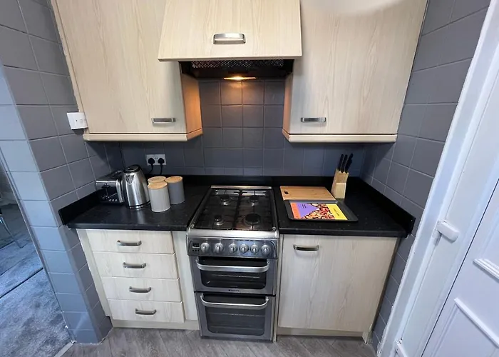 Villa: Modern Family Home Large Garden Free Parking