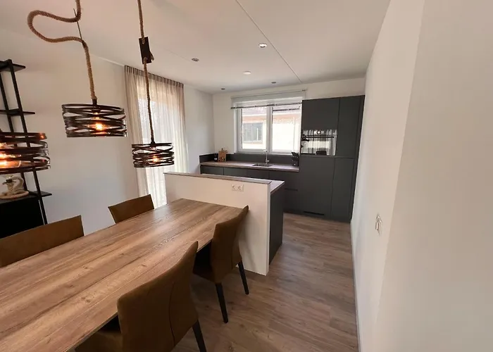 Luxe Villa Op Vakantiepark De Koorn-Aar