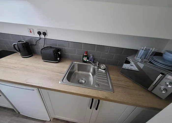 Airport Hotel: Affordable Comfort On Alfreton Road - Ideal For Savvy Travelers