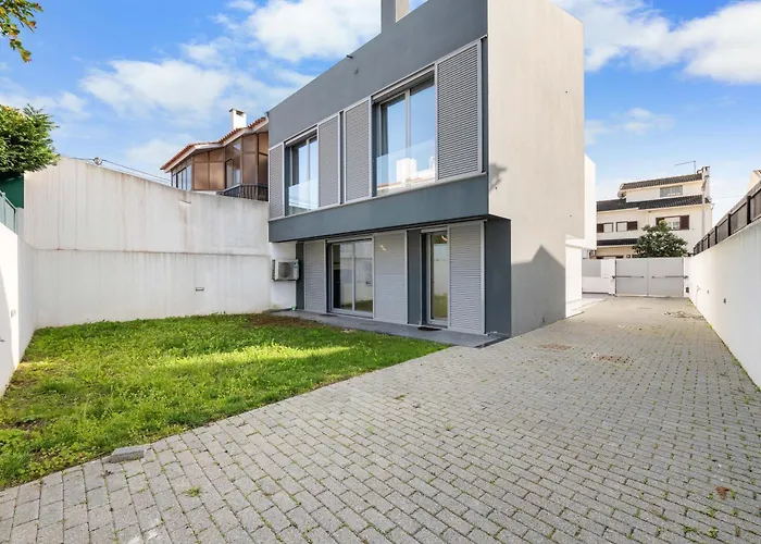 Villa met zwembad: Charmy Villa Estoril By Amber Star Rent