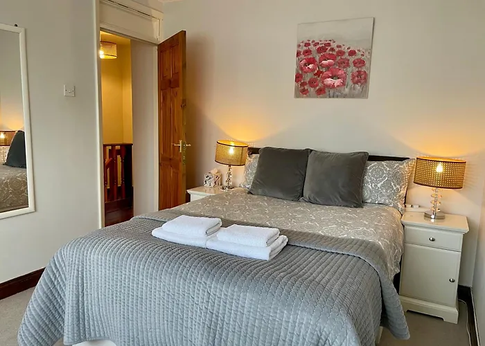 Pets Allowed Hotel Somers 4 Bed House Off Road Parking Pet Friendly