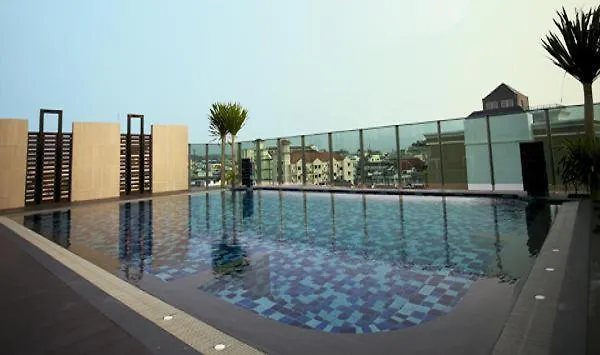 Hotels with pool April Suites