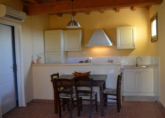 Villa con piscina: Agriturismo Beveraggio Appartamenti