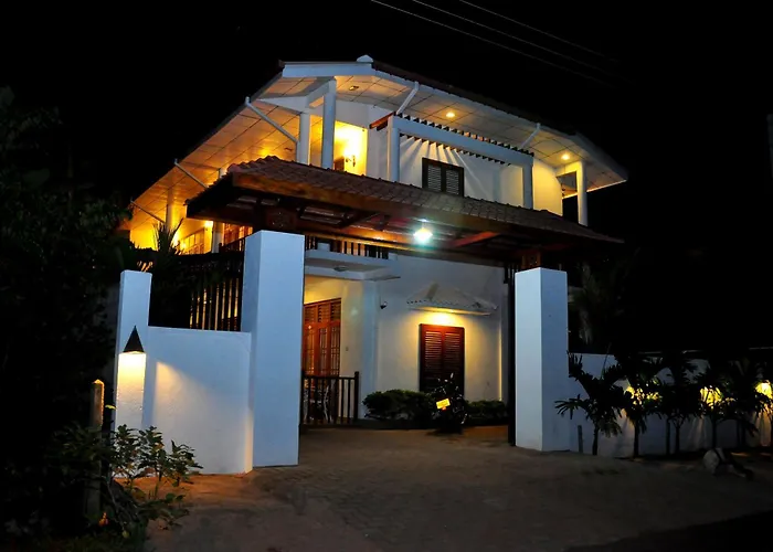 Hotel near College: London Palace