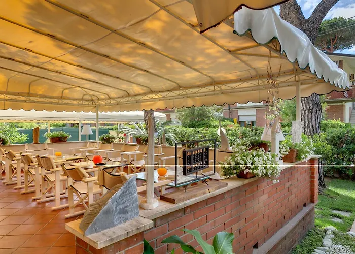 Hotel con piscina: Hotel Bacco