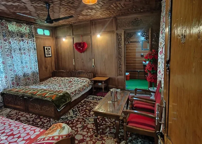 Family Hotel: Houseboat Karima Palace