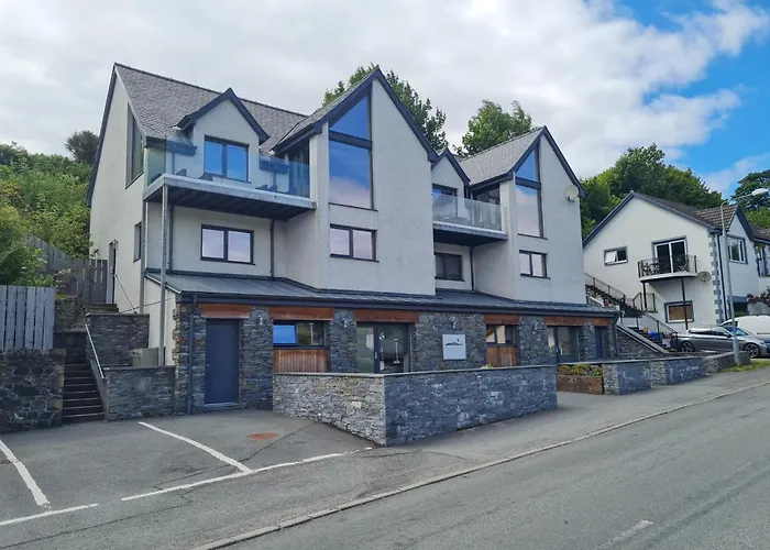 Skyelander Apartments