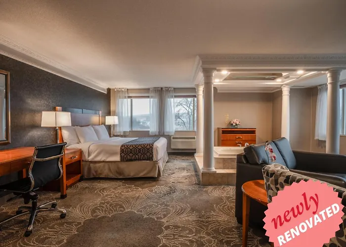Hotel with pool: Monte Carlo Inn Barrie - Newly Renovated