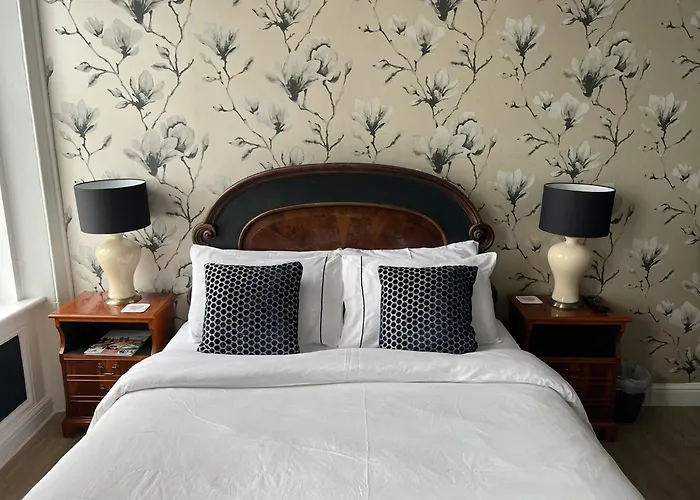 Cheap hotel: Astral Lodge