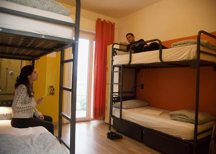 Sunflower Beach Backpacker Hostel & Bar