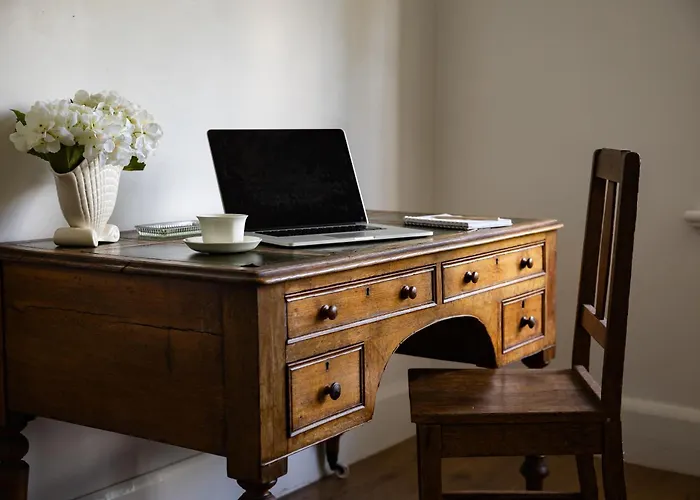 Pet Friendly hotel: Poets Corner Vintage Retreat Walk To View St