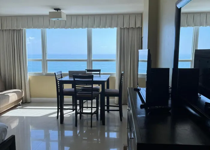  Castle Beach Studio, Tennis Court And Swimming Pool With Beach Access