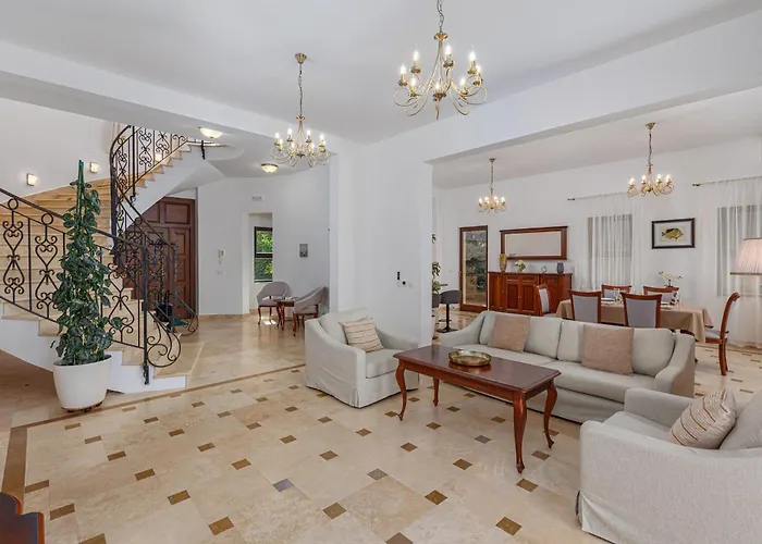 Pool Villa: Oak Leaf Residences