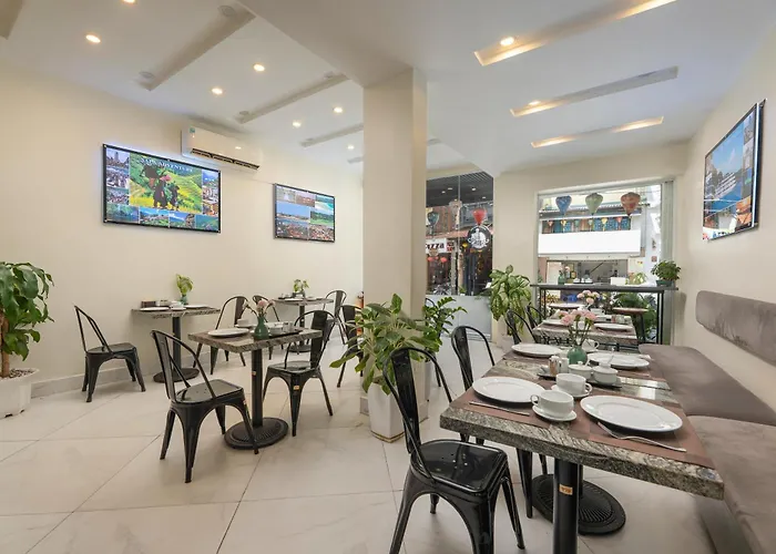 Queen Cafe Hotel & Pub