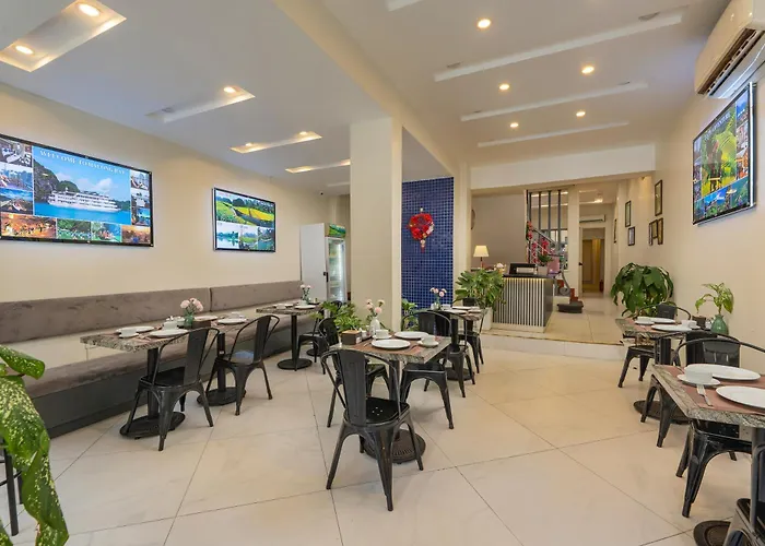 Queen Cafe Hotel & Pub