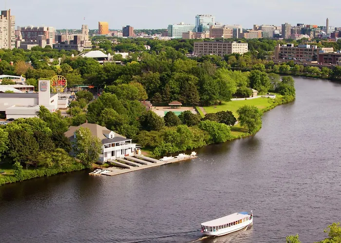 Cheap hotel: Doubletree Suites By Hilton Hotel Boston - Cambridge