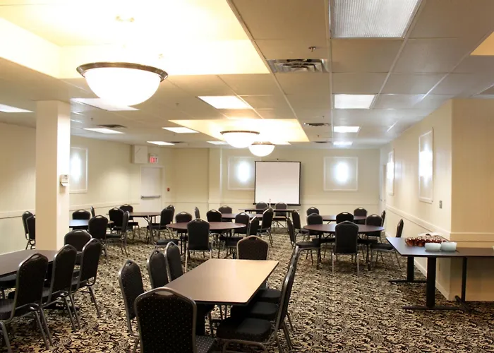Central hotel: Days Inn & Suites By Wyndham Sault Ste. Marie On