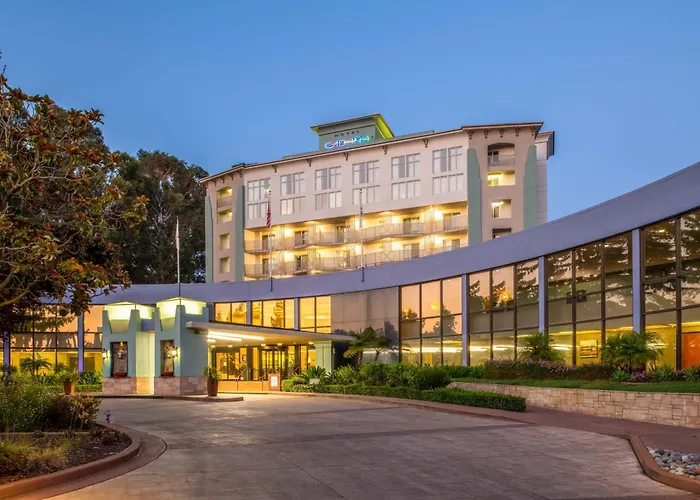 Hotel with pool: Crowne Plaza Cabana Hotel By Ihg