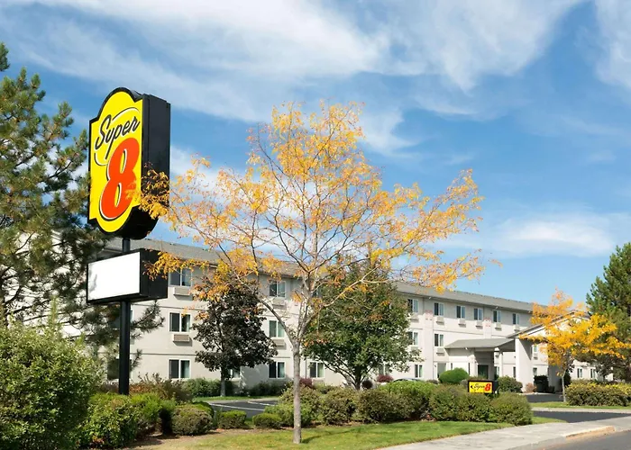 Airport Hotel: Super 8 By Wyndham Redmond