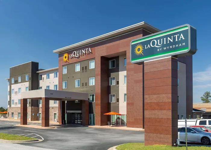 Pet Friendly hotel: La Quinta Inn & Suites By Wyndham Augusta Fort Eisenhower
