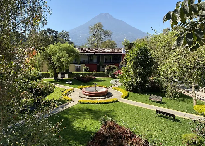 Hotel con piscina: Villa Colonial