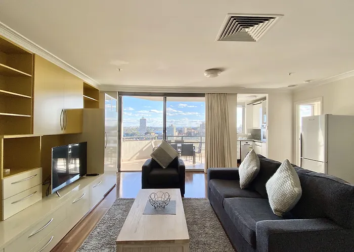 Hotel with pool: Milson Serviced Apartments