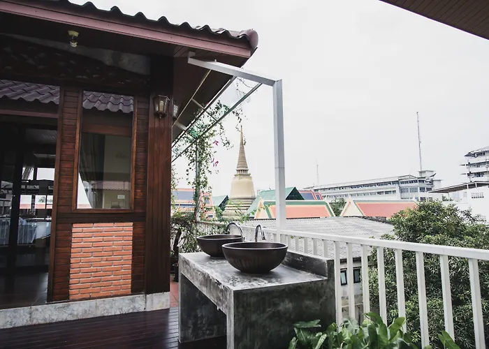 Feung Nakorn Balcony Rooms And Cafe