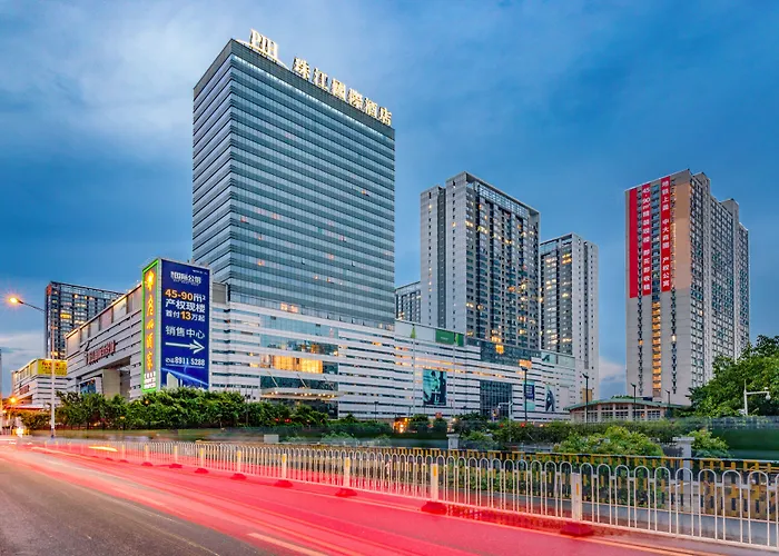 Hotels with a view Pearl River International - Canmetro Line 11 Yijing Lu Station