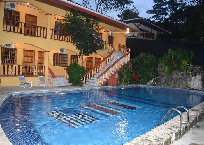 Pet Friendly hotel: Hotel Tres Banderas