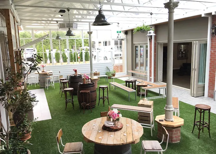 Romantic hotels Oscars And Cafe Bar