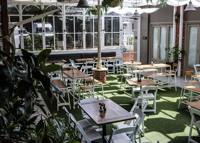 Romantic hotels Oscars And Cafe Bar