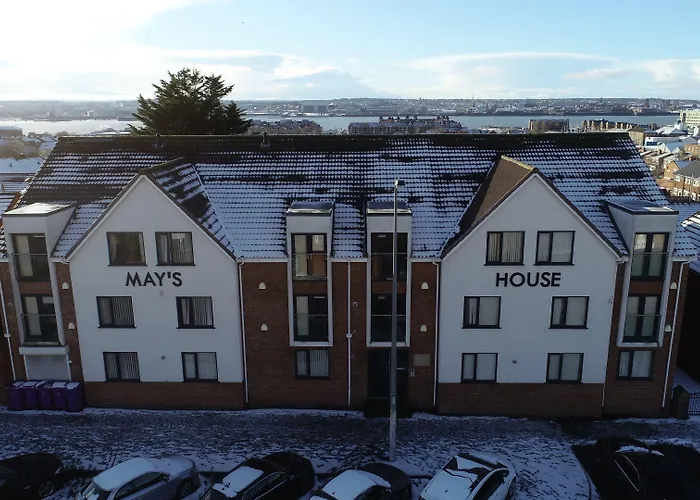 Mays Apartments: City Centre Convenience with Free Parking