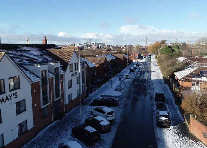 Mays Apartments: City Centre Convenience with Free Parking