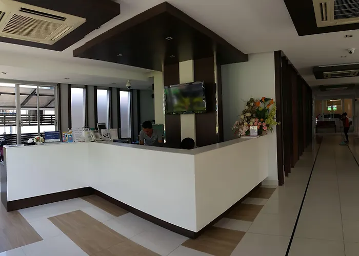 Hotels with pool April Suites