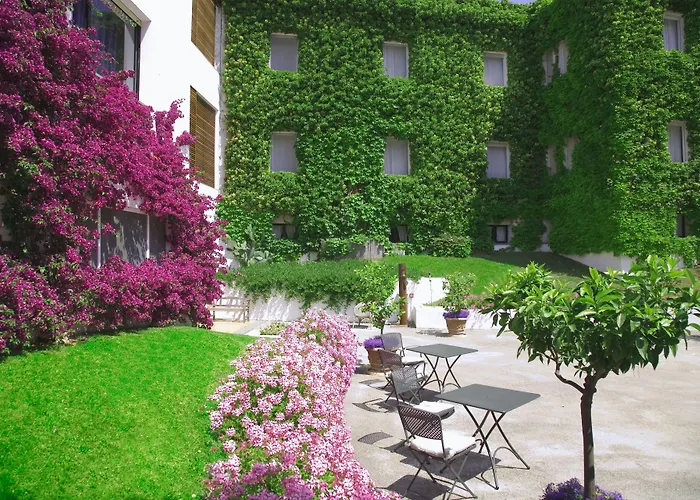 Hotel con piscina: Hotel Emilia