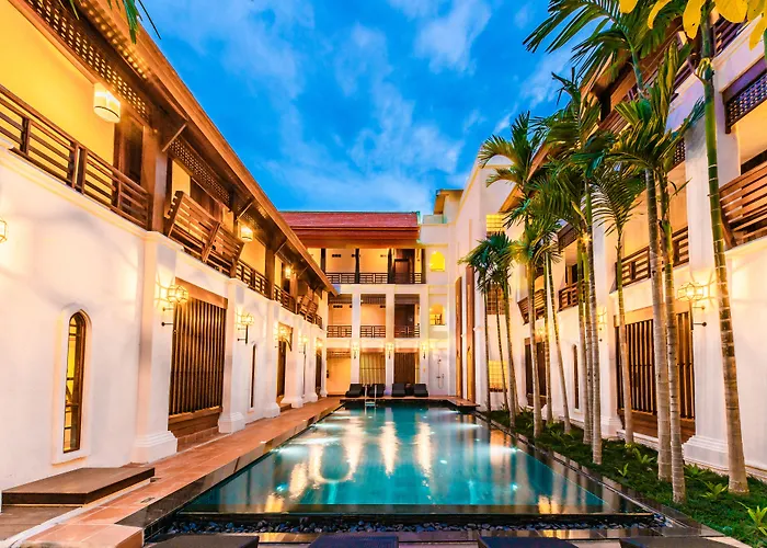 Luxury hotel only: Phra Singh Village