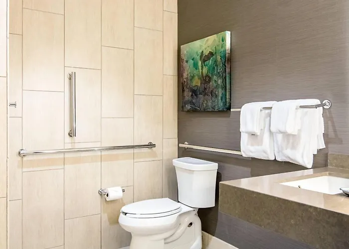 Hotel with pool: Oasis Hotel And Conv Center, An Ascend Collection Hotel