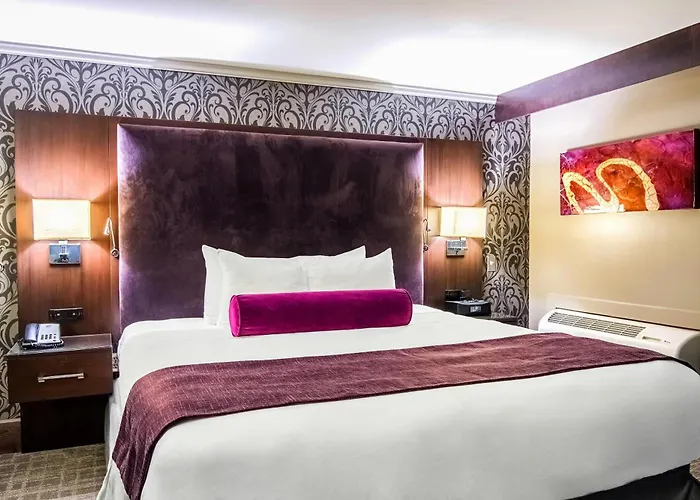 Hotel with pool: Oasis Hotel And Conv Center, An Ascend Collection Hotel