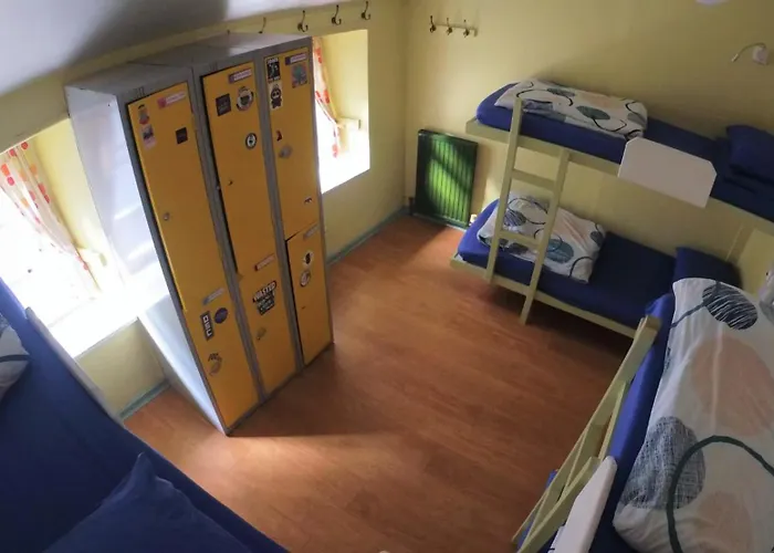 High Street - Over 18S Only, Backpackers Atmosphere (Adults Only)