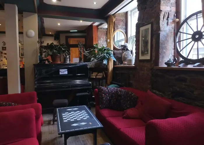 High Street - Over 18S Only, Backpackers Atmosphere (Adults Only)