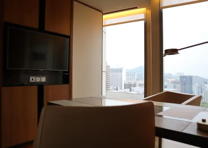 Hotel with pool: Four Seasons Hotel Seoul