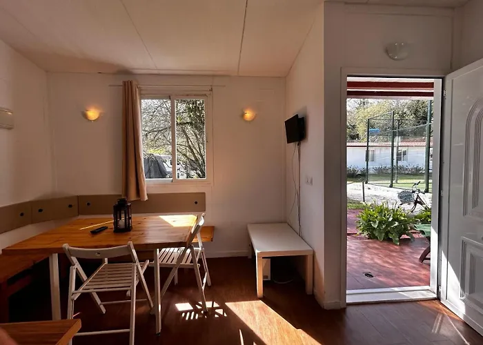 Hotel cerca del colegio: Camping Playa Sauces