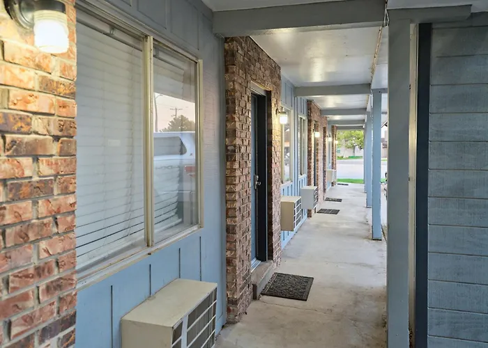 Motel: The Oakwood Inn