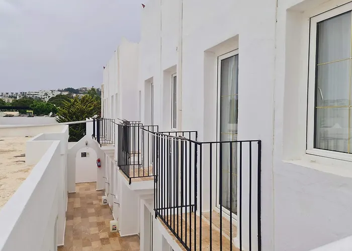 Hotel met zwembad: Nagi Beach Hotel