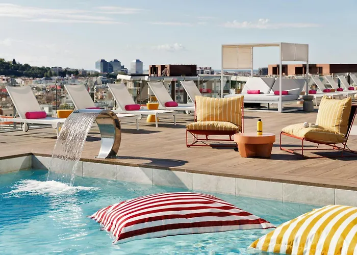 Hotels with pool Moxy Barcelona