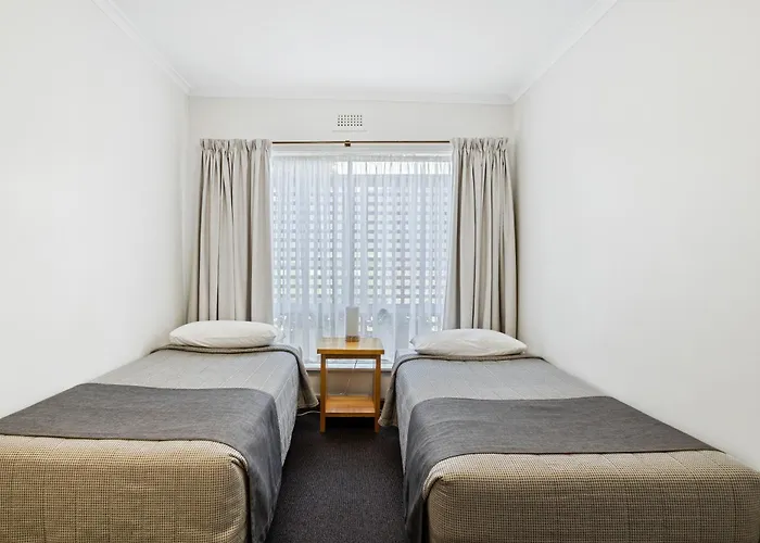 Hotel with Tennis: Riverfront Motel & Restaurant